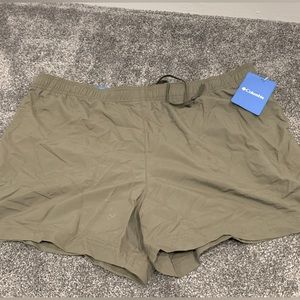 Womens Columbia brand hiking shorts. Size XL. New with tags.